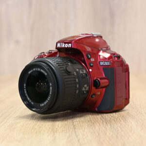 Occasion Nikon D5300 rood + AF-S 18-55 mm VR II